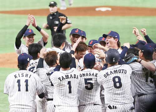 日本対MLB　9回裏日本2死一塁、サヨナラ本塁打を放ち、チームメートから手荒い祝福を受ける柳田（中央）（撮影・狩俣裕三）