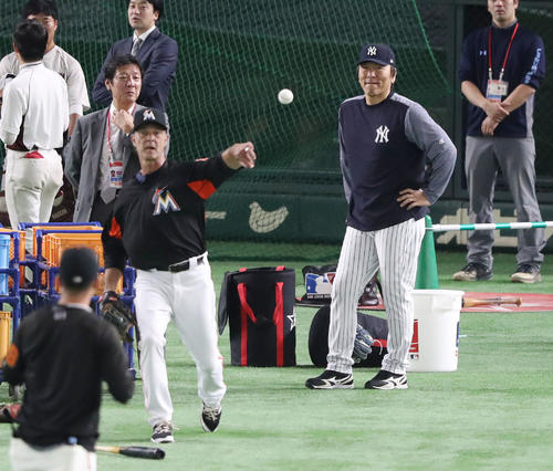 試合前の練習を見る松井コーチ（右）。左はマッティングリー監督（撮影・林敏行）