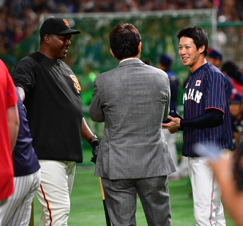 試合前、ヤクルトに在籍していたミューレンスコーチ（左）とあいさつを交わす山田（撮影・清水貴仁）