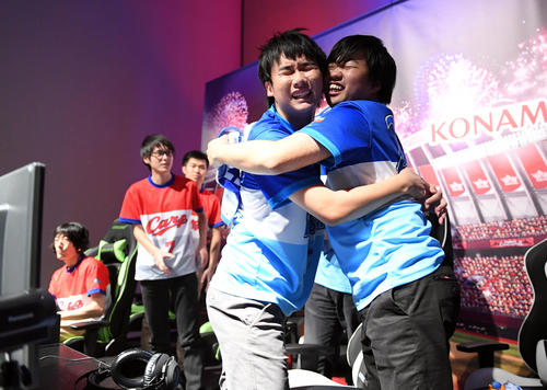 DeNA対広島　延長戦の末、初戦を制したDeNA・ヒデナガトモ（左）はAOと抱き合って喜ぶ（撮影・たえ見朱実）