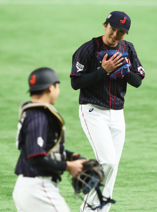 3者連続三振を奪い笑顔を見せる上沢（撮影・足立雅史）