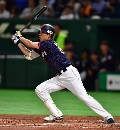 3回表日本無死二塁、右中間へ適時二塁打を放つ秋山（撮影・清水貴仁）
