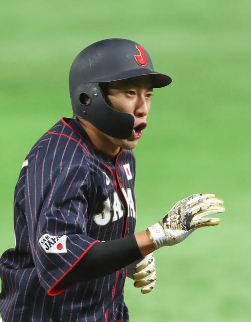 2点本塁打を放ちほえる柳田（撮影・足立雅史）