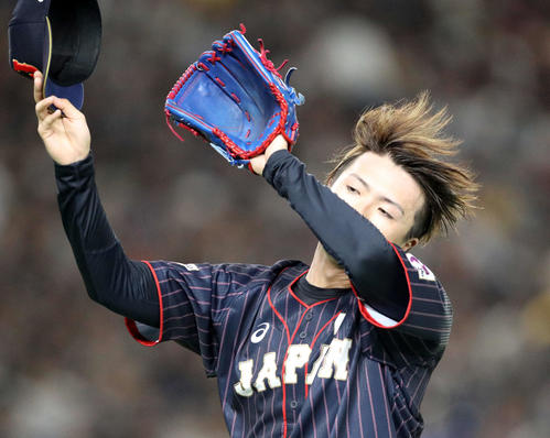 3回裏を終え、汗をぬぐう上沢（撮影・狩俣裕三）