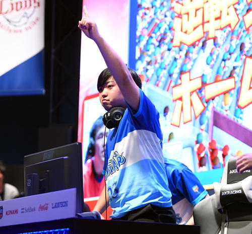 DeNA対広島　4回表、勝ち越しの3点本塁打にガッツポーズを決めるDeNA・AO（撮影・たえ見朱実）