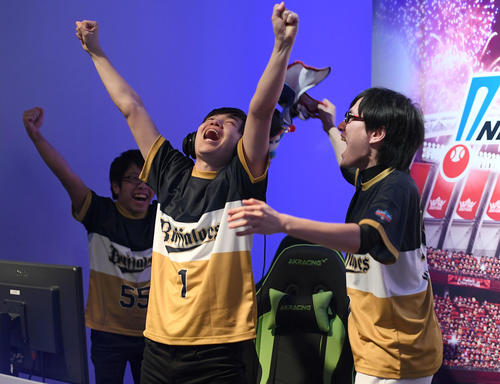 オリックス対ロッテ　延長サヨナラ2点本塁打でロッテに勝利しガッツポーズ決めるオリックス・いちろー（撮影・たえ見朱実）