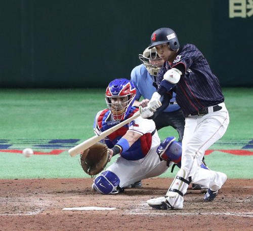 7回表日本ハム2死満塁、山田哲は右前適時打を放つ（撮影・林敏行）