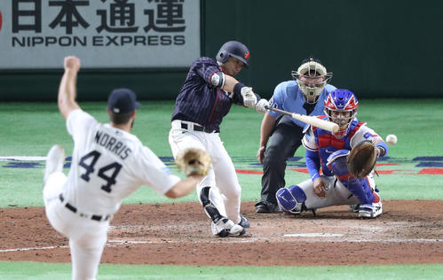 7回表日本ハム2死一、三塁、代打森は左前適時打を放つ（撮影・林敏行）