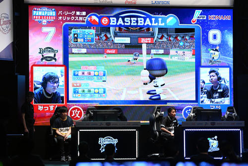 eBASEBALLが開幕。選手たちも白熱してゲームを行う（撮影・たえ見朱実）