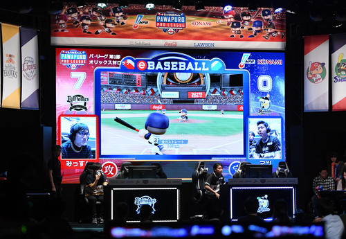 eBASEBALLが開幕。選手たちも白熱してゲームを行う（撮影・たえ見朱実）