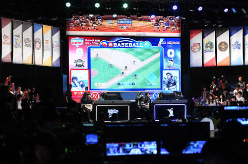 eBASEBALLが開幕。選手たちも白熱してゲームを行う（撮影・たえ見朱実）