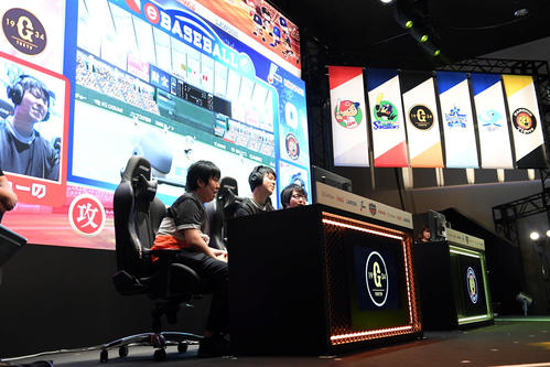 eBASEBALLが開幕。選手たちも白熱してゲームを行う（撮影・たえ見朱実）