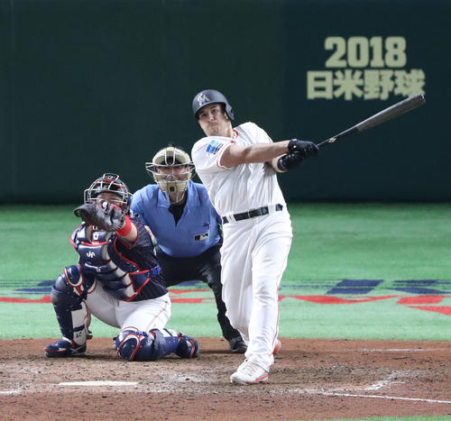 8回裏MLB2死一、三塁、リアルミュートは右越え3点本塁打を放つ（撮影・林敏行）