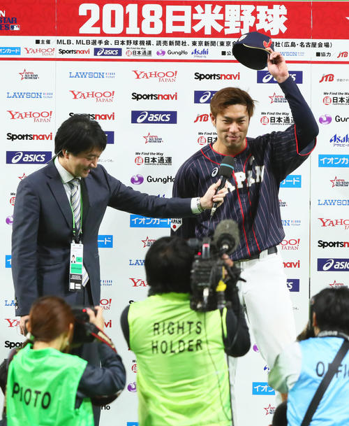 お立ち台でファンの声援に応える柳田（撮影・足立雅史）