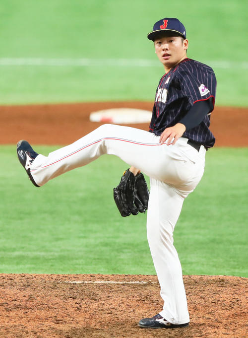 日本4番手で力投する松井（撮影・足立雅史）