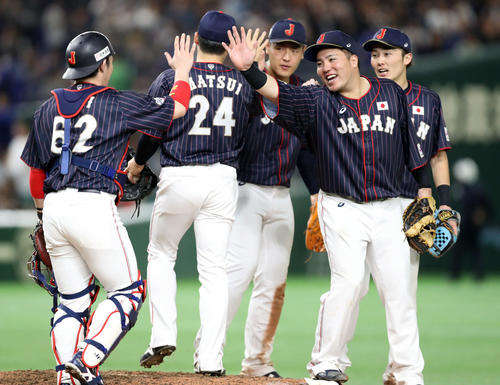 試合後、喜び合う山川（右）ら日本代表の選手たち（撮影・狩俣裕三）