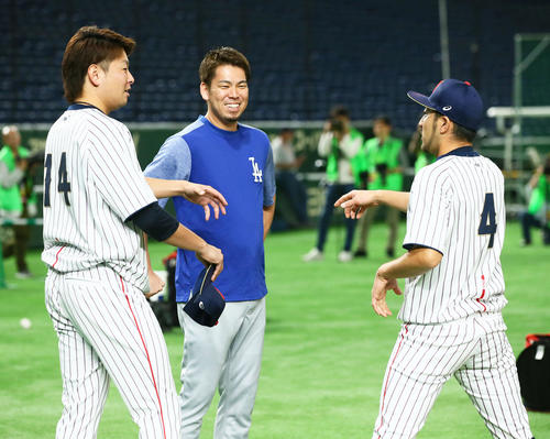 試合前、MLB前田（中央）は大瀬良（左）、菊池と談笑する（撮影・足立雅史）