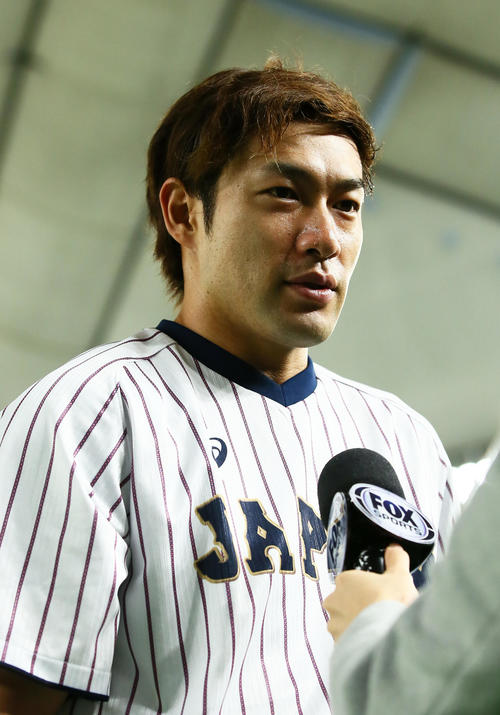 試合前、FOXスポーツの取材を受ける柳田（撮影・足立雅史）