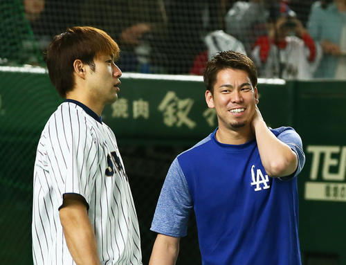 試合前、談笑する柳田（左）とMLB前田（撮影・足立雅史）