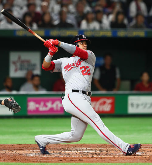4回表MLB1死一、二塁、ソトは天井直撃の打球を放つ。記録は右飛（撮影・足立雅史）