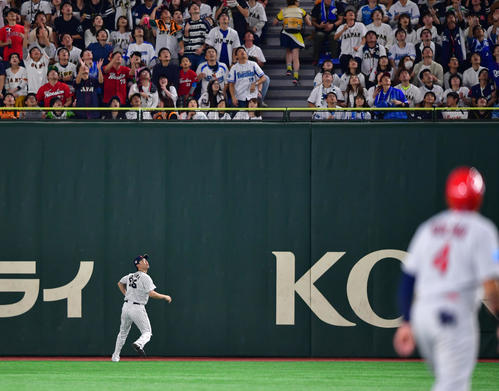 4回表MLB1死一、二塁、ソトの大きな当たりも天井にあたり右飛となる（撮影・清水貴仁）