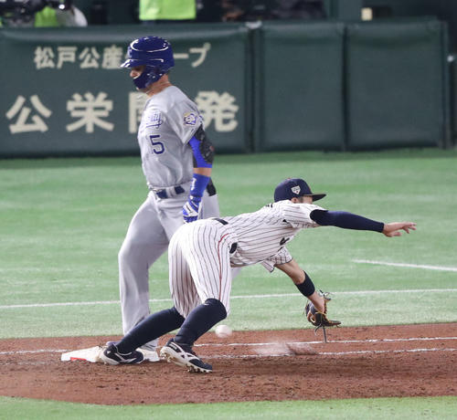 5回表MLB無死一、二塁、メリフィールドの投前バントが悪送球となり、岡本は捕球できず（撮影・林敏行）