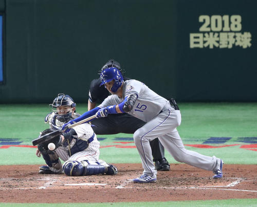 5回表MLB無死一、二塁、メリフィールドは敵失を招く投前バントを放つ（撮影・林敏行）