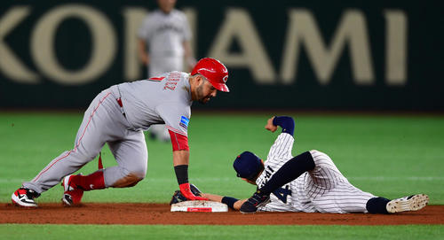 7回表MLB2死二塁、左越えの打球で二塁手菊池（右）のタッチを交わし適時二塁打とするスアレス（撮影・清水貴仁）