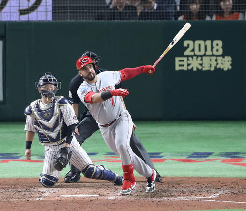7回表MLB2死二塁、スアレスは左越え適時二塁打を放つ（撮影・林敏行）