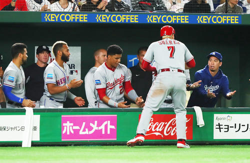 7回表MLB2死二塁、ハニガーの中前適時打で生還したスアレス（右から2人目）をタッチで迎える前田（右端）らMLBナイン（撮影・足立雅史）