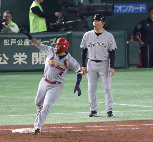 5回表MLB1死二、三塁、モリーナが右越え3点本塁打を放ち、驚いた表情を見せる松井コーチ（撮影・林敏行）