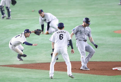 7回表MLB2死二塁、ハニガーは中前適時二塁打を放ち、守備のもたつきの間に二塁へ到達（撮影・林敏行）