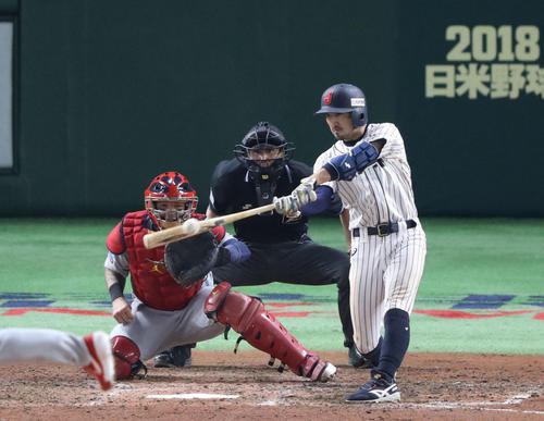 菊池は左越え適時二塁打を放つ（撮影・林敏行）