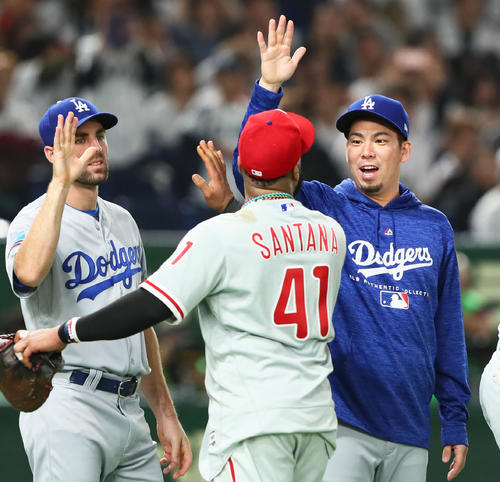日本に勝利しハイタッチでナインを迎えるMLB前田（右）（撮影・足立雅史）