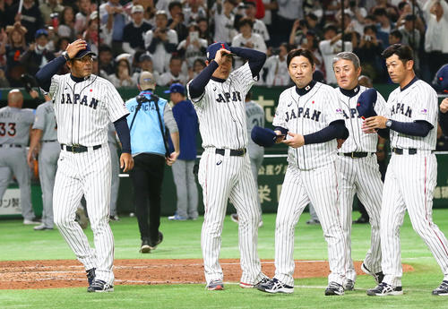 MLBに敗れ引き揚げる稲葉監督（左端）ら日本ナイン（撮影・足立雅史）