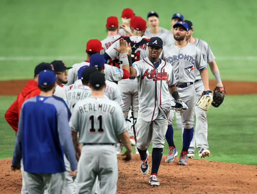 日本に初勝利し、喜びを分かち合うアクーニャJr．（中央）らMLBの選手たち（撮影・狩俣裕三）