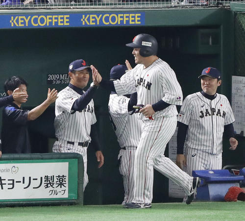 9回裏日本2死二塁、菊池の左越え適時二塁打で生還した山川を出迎える稲葉監督（撮影・林敏行）