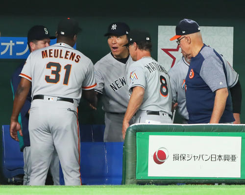 日本に勝利しミューレンコーチ（手前左）らと笑顔で握手を交わす松井コーチ（中央）（撮影・足立雅史）