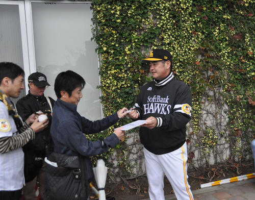 工藤監督「ありがたい」雨中のファンへ即席サイン会 - プロ野球 : 日刊