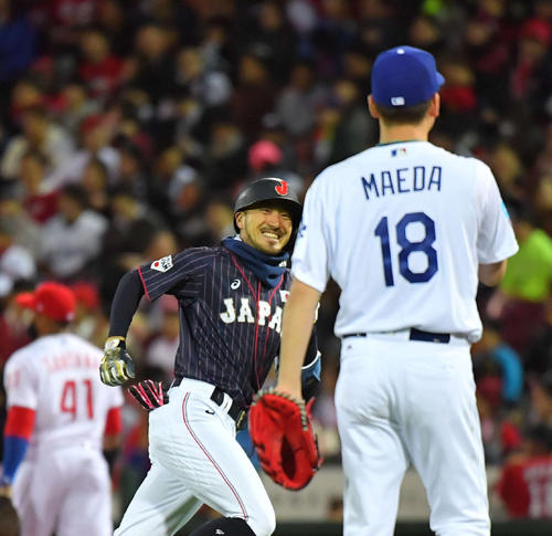 MLB対日本　1回表日本1死、右飛に打ちとられるも前田健太に笑顔を見せる菊池涼介（撮影・上田博志）