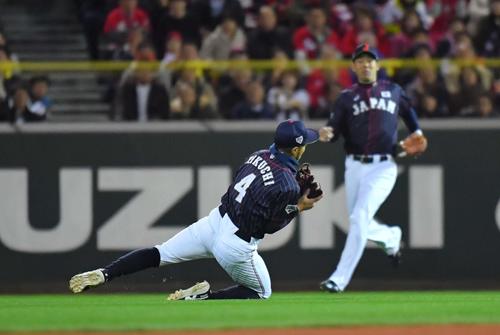 MLB対日本　1回裏MLB1死、J・T・リアルミュートの二飛を背面キャッチする菊池涼介（撮影・上田博志）