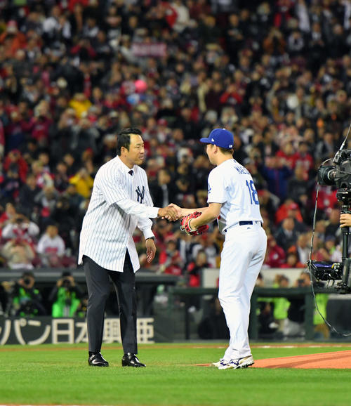 MLB対日本　始球式を終えた黒田氏（左）はMLB先発の前田と握手を交わす（撮影・滝沢徹郎）