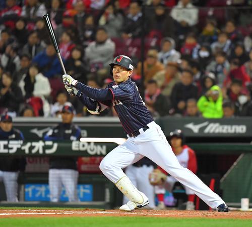 MLB対日本　8回表日本1死、左翼線へ打球を放ちランニング本塁打を記録する秋山翔吾（撮影・上田博志）