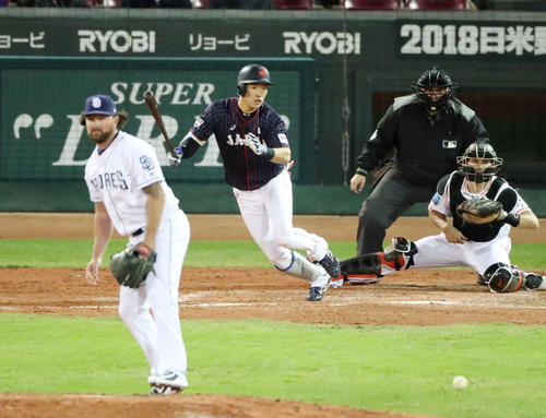 MLB対日本　9回表日本無死二塁、上林は中前適時打を放つ（撮影・加藤哉）