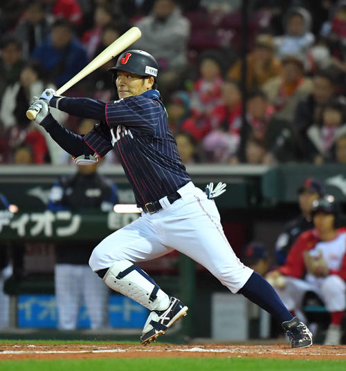 MLB対日本　9回表日本1死二塁、中前に同点適時打を放つ田中広輔（撮影・上田博志）