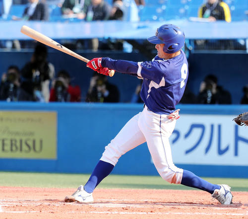 立正大対環太平洋大　6回裏環太平洋大1死満塁、勝ち越しの右前適時打を放つ梅本（撮影・垰建太）