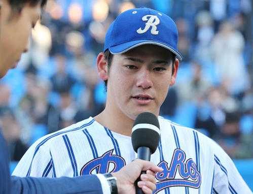 優勝し、目に涙を浮かべながらインタビューに答える立正大・伊藤裕（撮影・垰建太）