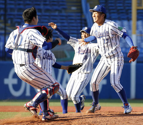 劇的勝利に歓喜する立正大・糸川（右）と駆け寄る木下（撮影・河田真司）