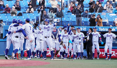 8回裏立正大1死一塁、左越え逆転2点本塁打を放った伊藤裕（左から2人目）を満面の笑顔で出迎える立正大ナイン（撮影・垰建太）