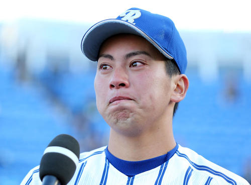 優勝し、目に涙を浮かべながらインタビューに答える立正大・小郷（撮影・垰建太）